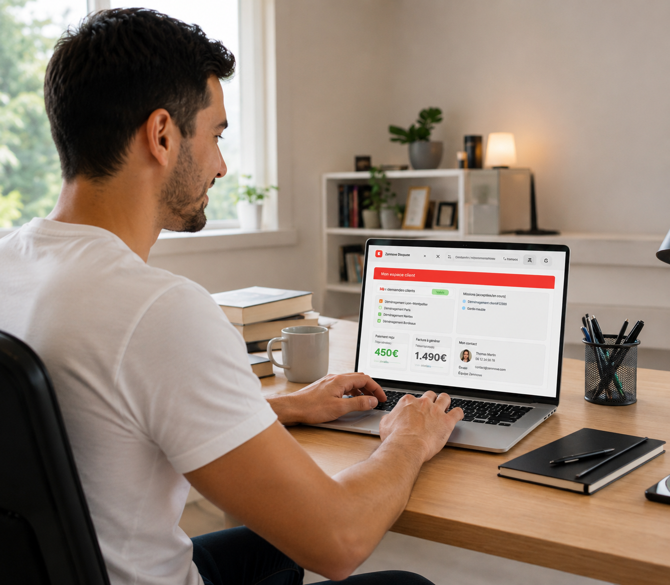 Déménageur partenaire consultant son dashboard Zenmoov sur ordinateur portable